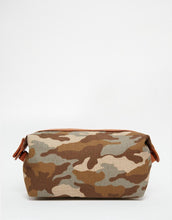 Load image into Gallery viewer, Wash Bag In Leather