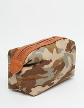 Load image into Gallery viewer, Wash Bag In Leather